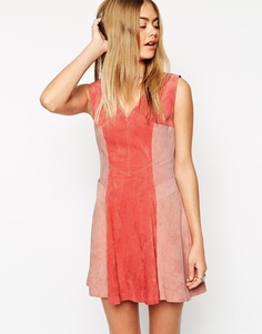 Короткое приталенное платье из замши в стиле колор блок ASOS - Розовый