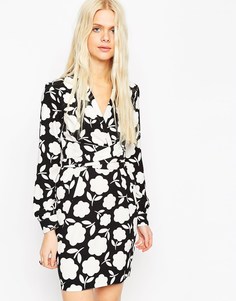Платье с запахом и монохромным цветочным принтом ASOS - Мульти