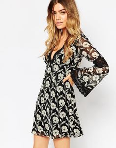 Короткое приталенное платье с кружевными вставками и расклешенными рук Asos