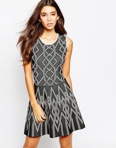 Короткое приталенное платье из трикотажного жаккарда BCBGMAXAZRIA