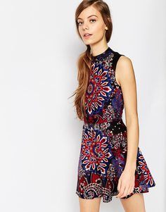 Короткое приталенное платье с узором пейсли ASOS - Мульти