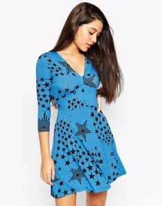 Короткое приталенное платье с принтом звезд ASOS - Синий