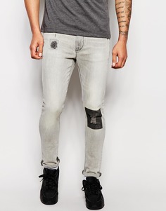 Супероблегающие джинсы с принтом в области колена ASOS - Светло-серый