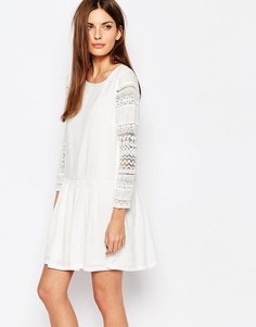 Короткое платье с кружевными рукавами и заниженной талией Vero Moda - Кремовый