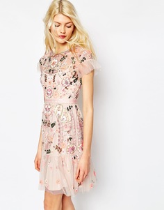 Многоярусное платье с декоративной отделкой Needle &amp; Thread - Пастельно-розовый