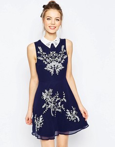 Короткое приталенное платье с цветочной вышивкой и воротником ASOS