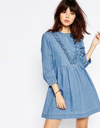 Синее джинсовое платье с присборенной юбкой и оборкой ASOS