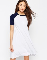 Свободное платье с контрастными рукавами реглан ASOS - Белый