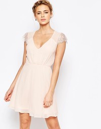 Короткое приталенное кружевное платье Elise Ryan - Nude pink