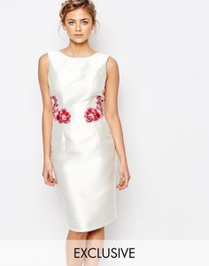 Платье-футляр с вышивкой сзади Chi Chi London - Белый многоцветный