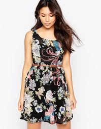 Платье с принтом цветов и птиц и ремнем Yumi - Черный