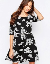 Приталенное платье с цветочным принтом Yumi - Черный