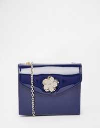 Лакированная сумка через плечо с цветочной застежкой Love Moschino