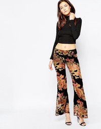 Расклешенные брюки с принтом роз Flynn Skye Patty - Роза