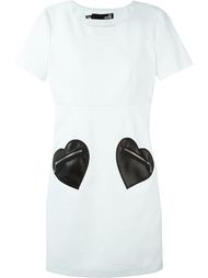 платье шифт с нашивками сердец  Love Moschino