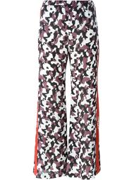 расклешенные брюки с камуфляжным принтом  Nafsika Skourti