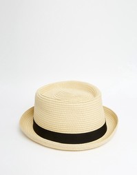 Соломенная шляпа с круглой плоской тульей и черной лентой ASOS