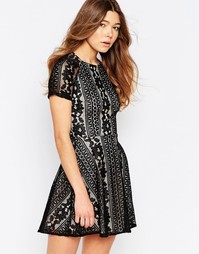 Кружевное короткое приталенное платье с короткими рукавами Girl In Min
