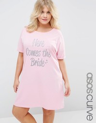 Футболка для сна с блестящим принтом 'Here Come's The Bride' ASOS CURV