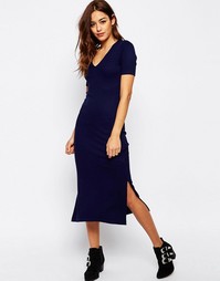 Платье-футболка миди в рубчик с V‑образным вырезом ASOS - Темно-синий