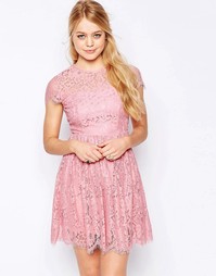 Короткое приталенное платье с высокой горловиной и кружевом Glamorous