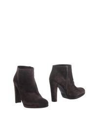 Коричневые Полусапоги и высокие ботинки Stuart Weitzman