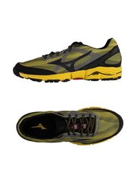 Низкие кеды и кроссовки Mizuno