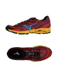 Низкие кеды и кроссовки Mizuno