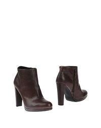 Коричневые Полусапоги и высокие ботинки Stuart Weitzman