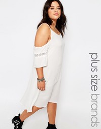 Платье из жатой ткани с открытыми плечами Missguided Plus - Белый