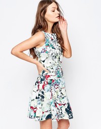 Приталенное платье со свободной юбкой и цветочным принтом Closet
