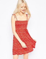 Сарафан с цветочным принтом и присборенной заниженной талией ASOS