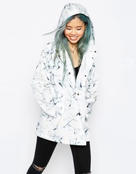 Макинтош-дождевик с мраморным принтом ASOS - Черно-белый