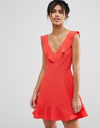 Короткое приталенное платье с рюшами ASOS - Красный