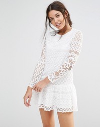 Кружевное платье с длинными рукавами и оборкой по краю Missguided