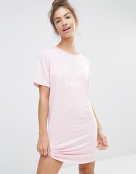 Ночная сорочка с принтом Snooze Before Dudes Boohoo - Розовый