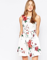 Короткое приталенное платье с цветочным принтом и бантом Closet