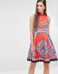 Короткое приталенное платье с принтом и заклепками Comino Couture