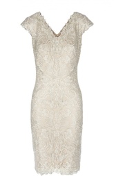Кружевное платье с V-образным вырезом Tadashi Shoji