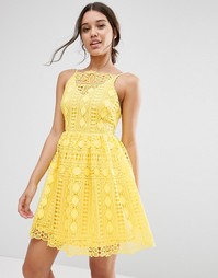Платье мини из кружева с геометрическим узором ASOS Premium - Желтый