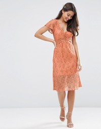 Кружевное платье миди с запахом и завязкой ASOS WEDDING - Оранжевый