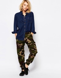 Спортивные штаны с камуфляжным принтом Carhartt WIP - Camo 313 green