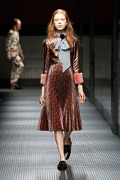 Платье из люрекса с отделкой из меха норки Gucci