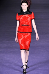 Красная юбка с отделкой Christopher Kane