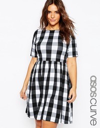 Короткое приталенное платье с принтом в клетку ASOS CURVE - В клеточку