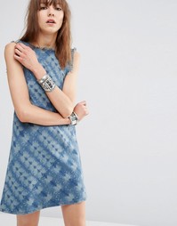 Джинсовое цельнокройное платье с принтом тай-дай ASOS