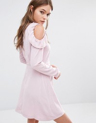 Платье с оборками и открытыми плечами Fashion Union - Розовый