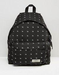 Рюкзак с принтом треугольников и уплотнением Eastpak Pak'R - Черный