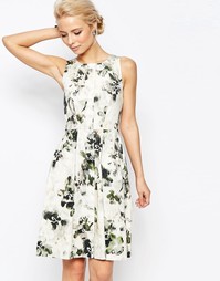 Короткое приталенное платье с пуговицами и размытым цветочным принтом Closet
