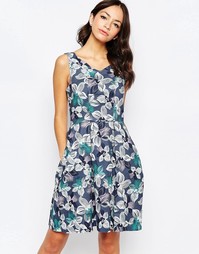 Приталенное платье с цветочным принтом и V-образным вырезом Closet